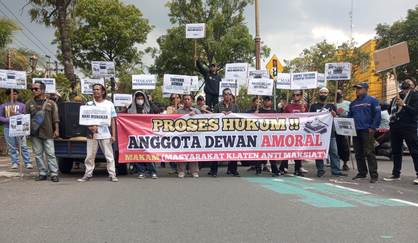 Duh, Pak Dewan! Gara-Gara Selingkuh, Warga Geruduk DPRD Klaten!