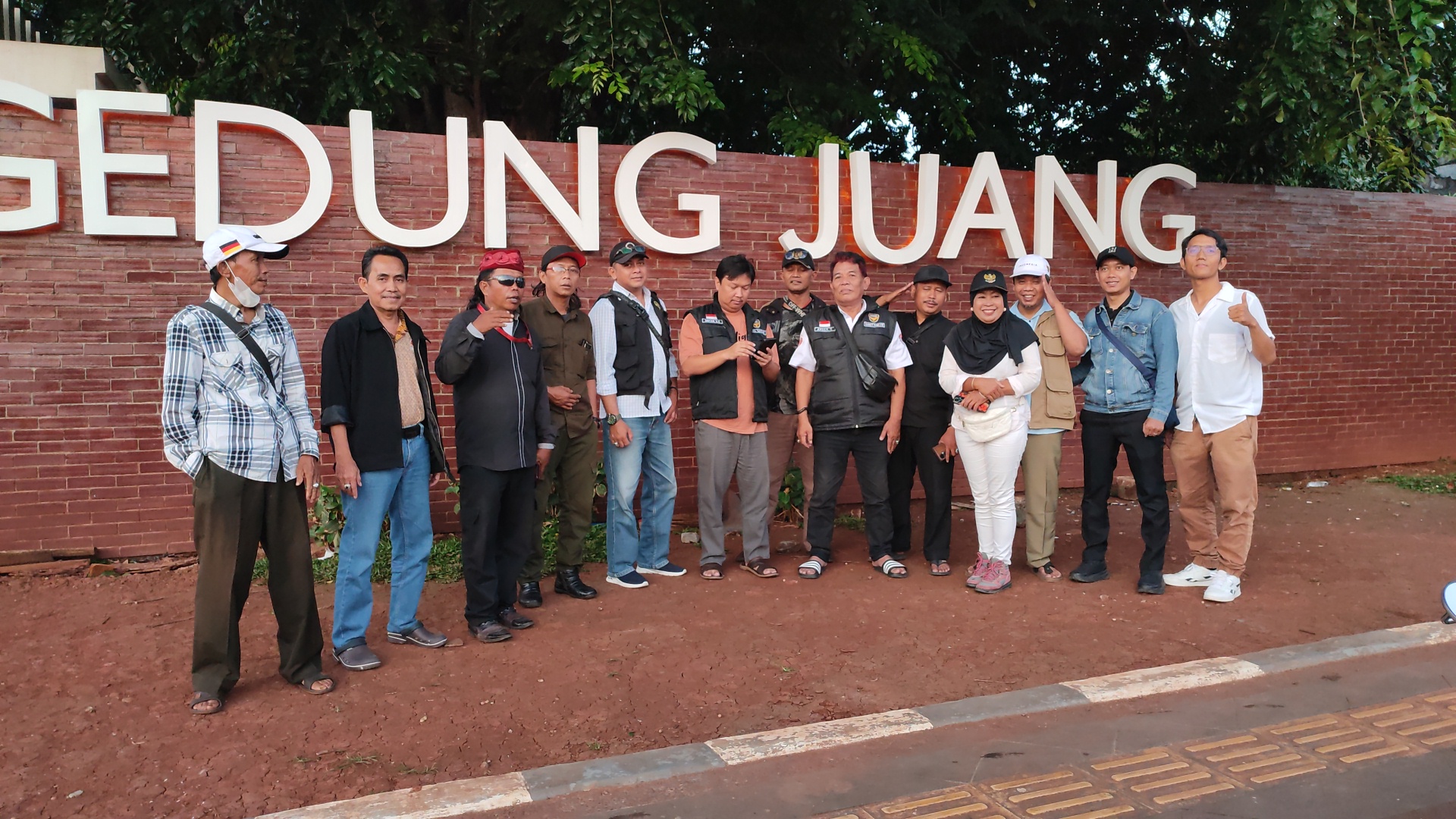 Pasukan 08 Bagikan Takjil di Depan Gedung Juang 45 Tambun Selatan