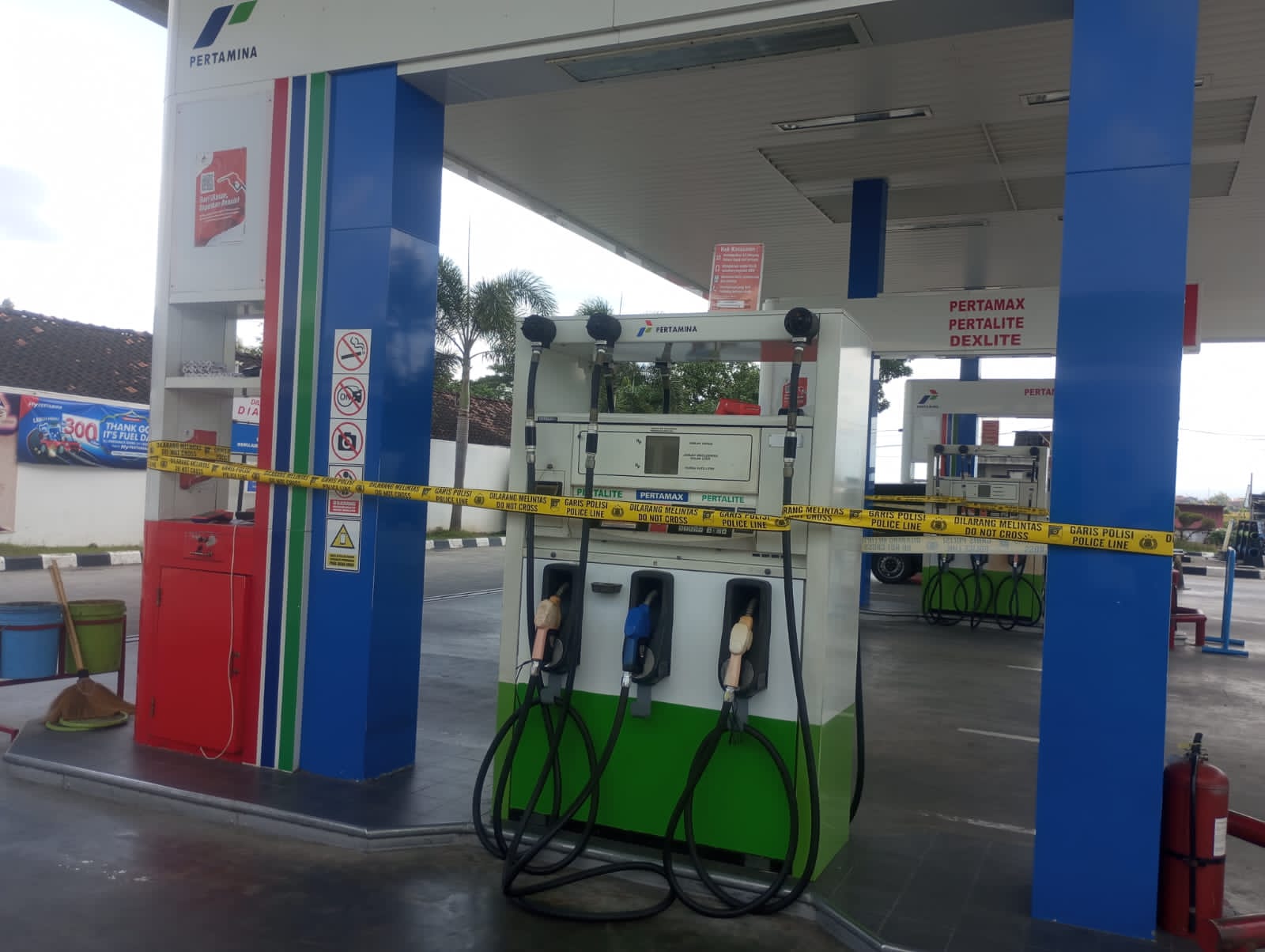 GARAPAN GARING GARENG: TRUCUK BUKAN TRUCUK, TAPI “TRUCUP”! SPBU KLATEN BIKIN KENDARAAN MANDI AIR BBM