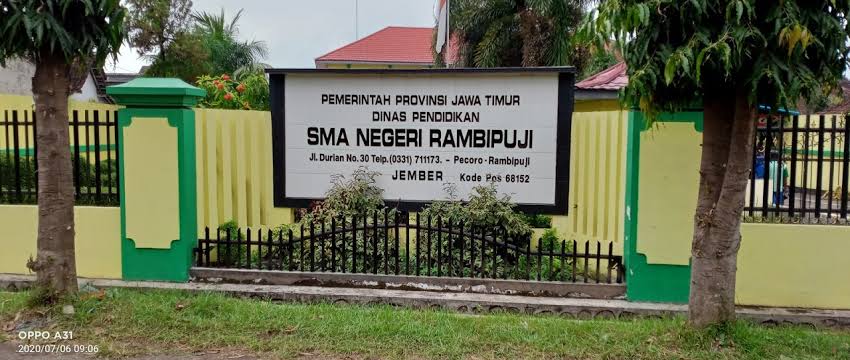 Stop Menahan Ijazah! SMARA Serahkan Ijazah Tanpa Drama: Gareng Lega, Petruk Nangis Bahagia, Rakyat Bersorak “Lha Iki Lho Sekolah Sing Waras!”