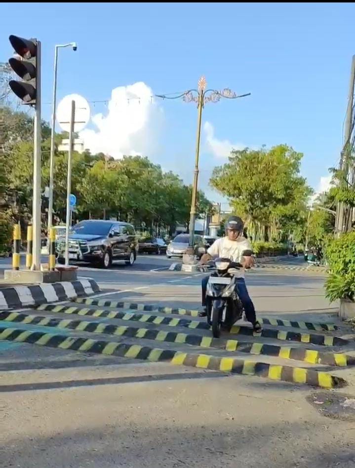 Polisi Tidur Berjejer di Klaten: Netizen Heboh, Kendaraan Pun Senam Lantai!