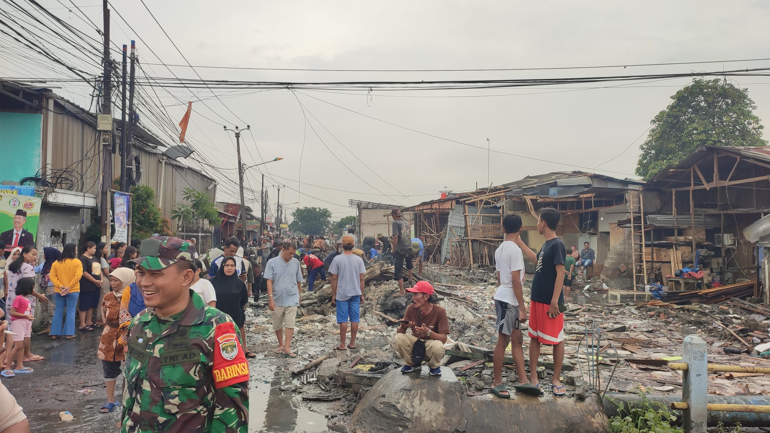 Pembongkaran Bangunan Liar di Sepanjang Kali Baru, Desa Sumberjaya, Tambun Selatan, Bekasi, Terus Berlangsung Sumberjaya