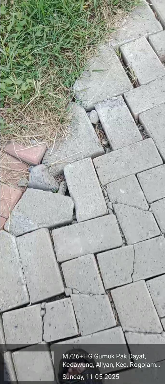 Paving ala Gunung Batu: Bikin Jalan Kayak Puzzle Rusak, Kades Cuma Bisa Ngibul?