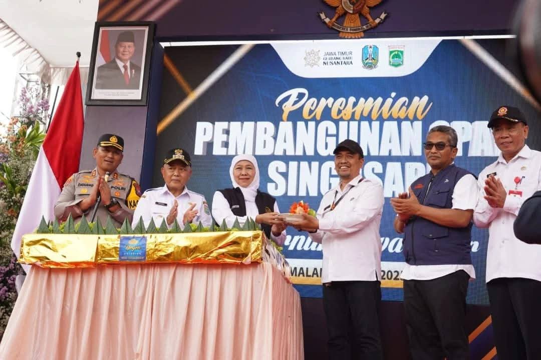 Khofifah Bagi Sepatu & Air Bersih: Warga Klampok Bilang, ‘Akhirnya Bisa Nyuci Muka Pakai Air, Bukan Keringat!