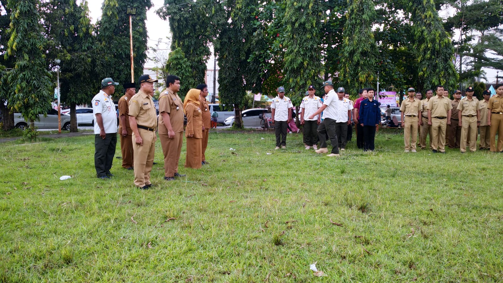 Gareng Petruk Gobyos Ikut Apel Perdana, Bareng Camat Rambipuji: “Program Adminduk Cepat Harus Sukses Brooo!”
