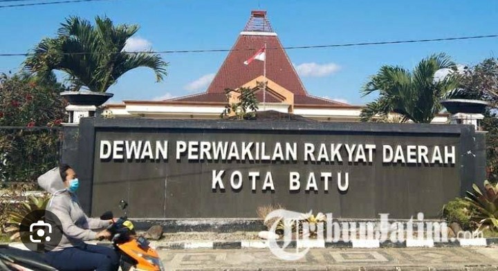 [OPINI PUBLIK – GARENG PETRUK STYLE] “PDAM, DPRD, dan Gala-Gala di Pipa Bocor: Jangan Biarkan Air Mengalir Tanpa Pengawasan!”