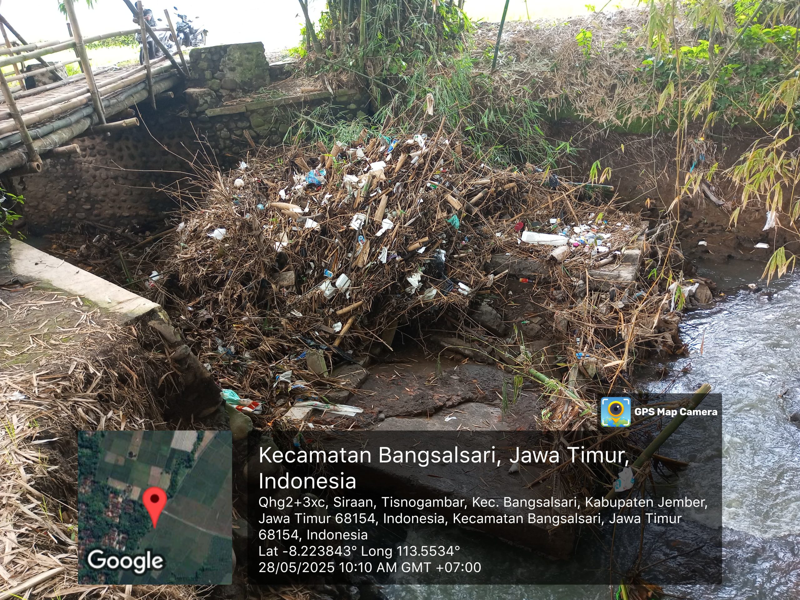 BREAKING NEWS – JEMBER DADI LUMER! Jembatan Ambrol, Ekonomi Ambyar, Warga Guyub Bangun Jembatan Bambu!
