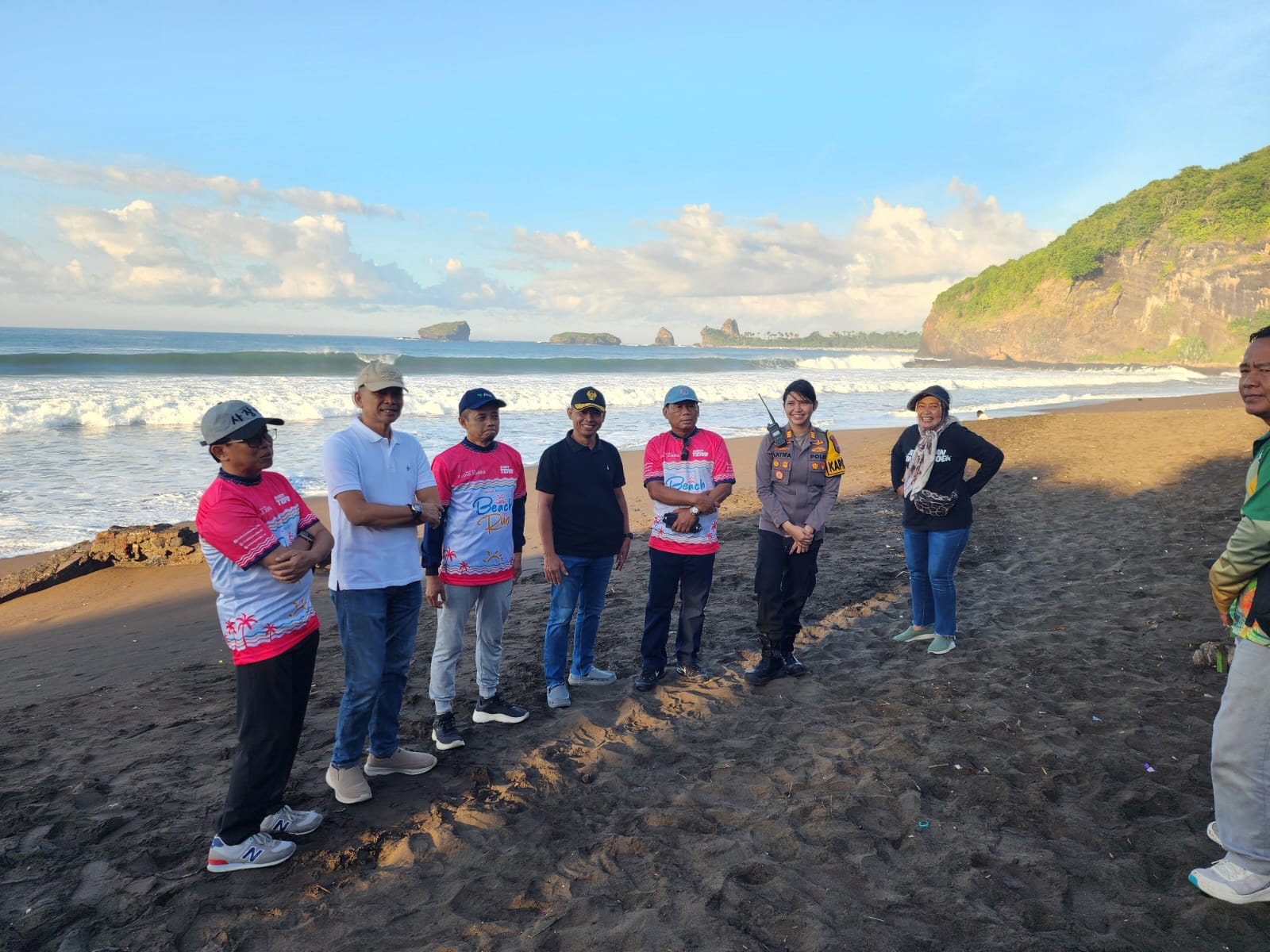 Libur Panjang, Laut Pasang, Polisi Datang – Watu Ulo & Payangan Dijagain Sampai Ombak Takut Balik Arah
