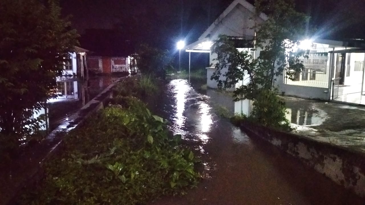 Air Meluap Tengah Malam: Sungai Naik Panggung, Warga Rambigundam Gak Bisa Tidur Nyenyak