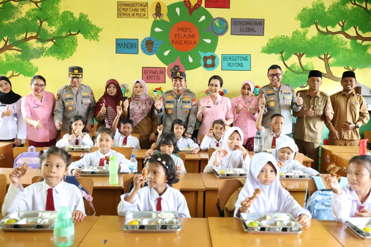 GARANG PETRUK.com — “Polda Riau Bagi Gizi, Bukan Cuma Tilang: SPPG Resmi Diluncurkan!” Sambel Tetap Pedas, Tapi Piringnya Sekarang Bergizi
