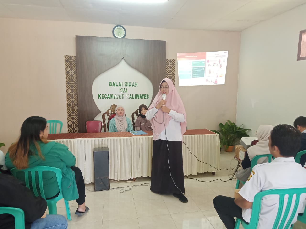 Calon Pengantin Serbu KUA Jember: Bukan untuk Nikah Kilat, tapi Belajar Ilmu Rumah Tangga yang Sakral (dan Ribetnya Minta Ampun)