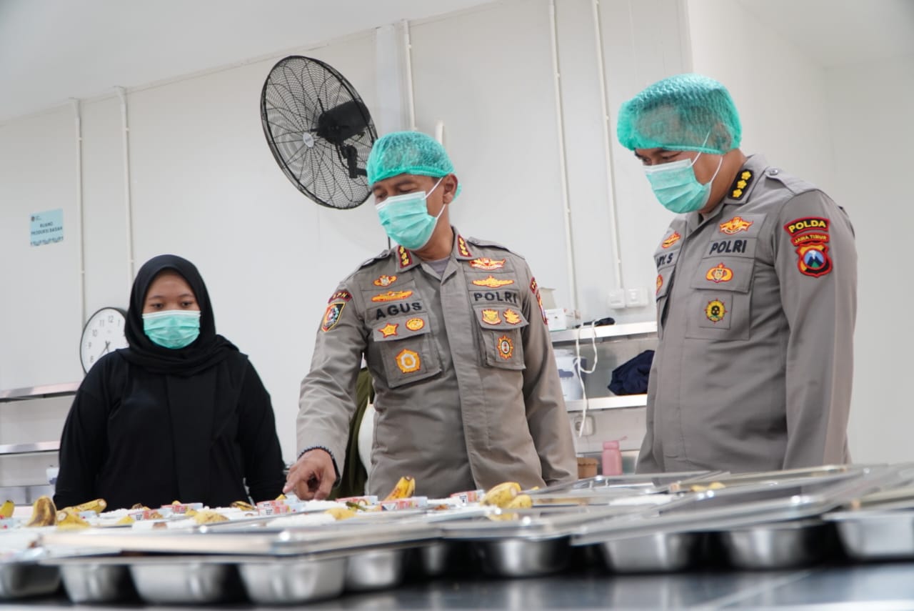 Polda Jatim Bagi-Bagi Makanan Bergizi, Anak Sekolah Senang, Perut Kenyang, Masa Depan Terang?