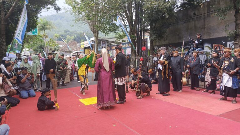 Gareng Petruk Datang Lagi, Rek! Judul: Karnaval Desa Pesanggrahan: Saat Roro Jonggrang Ketemu Sabyan dan Rama Naik Truk RW