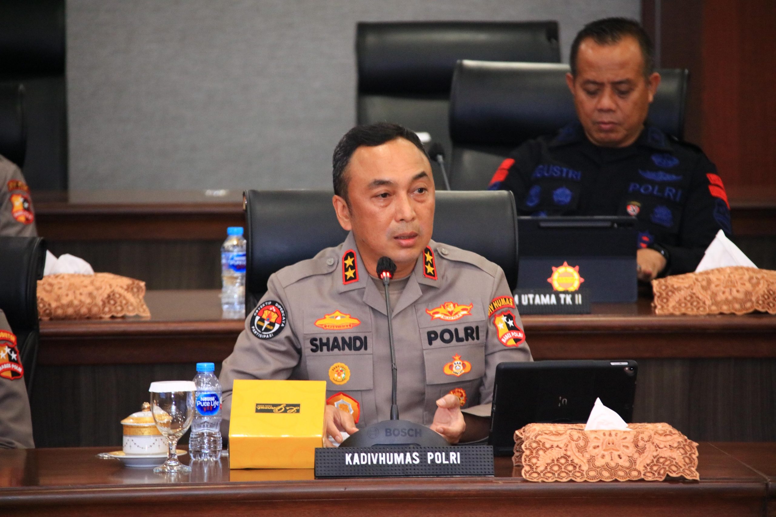 Kapolri Bagi-bagi Sehat Gratis: Polisi Kini Bisa Periksa Telinga, Bukan Cuma Nguping!