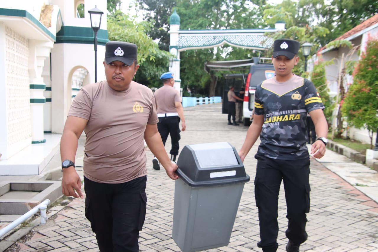 Bakti Religi Polres Sumenep: Sapu, Sajadah, dan Sinyal Bahwa Polisi Juga Bisa Jadi Santri
