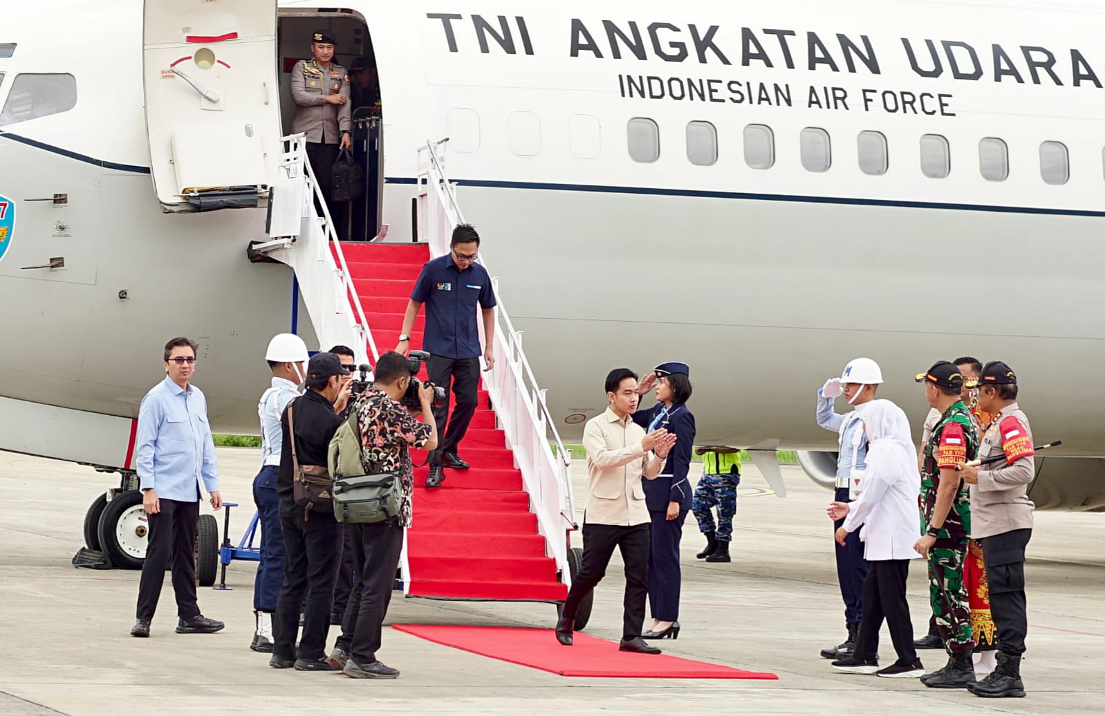Wapres Gibran Dua Hari di Banyuwangi: Dari Panen Tebu Sampai Nyambangi Pasar, Rakyat Makan Nasi Tetep Sendiri-sendiri