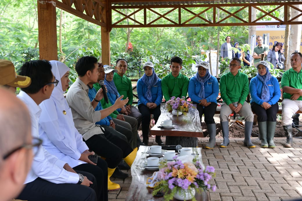 Wakil Presiden Gibran Rakabuming Raka bersama Petani Kopi