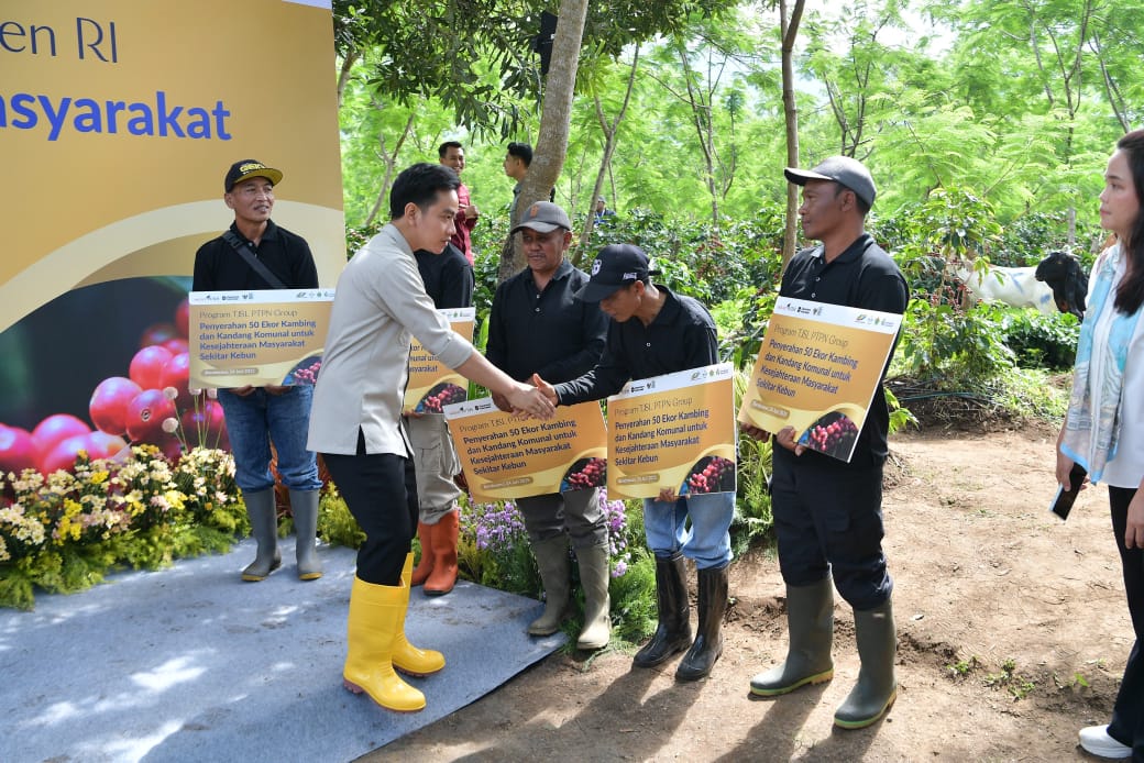 Wakil Presiden Gibran Rakabuming Raka bersama Petani Kopi