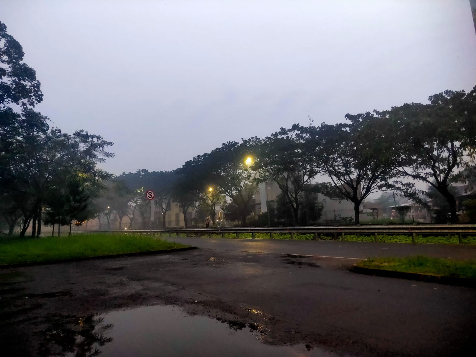 Caption: Penampakan kabut tebal di perumahan Familia Urban, Bekasi Timur. Foto: Annisa S/garengpetruk.com