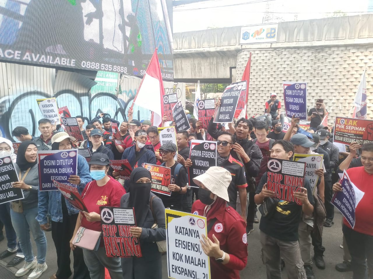 Masa aksi dari anggota FSPM Regional Jabodetabek sedang memegang poster dan menyuarakan yel yel perjuangan - Gareng Petruk 