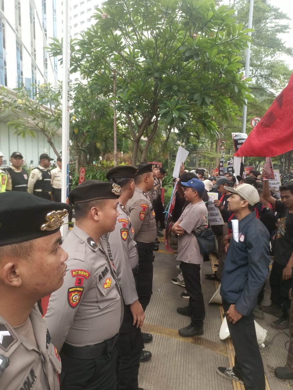 Masa aksi maju untuk masuk ke dalam gedung