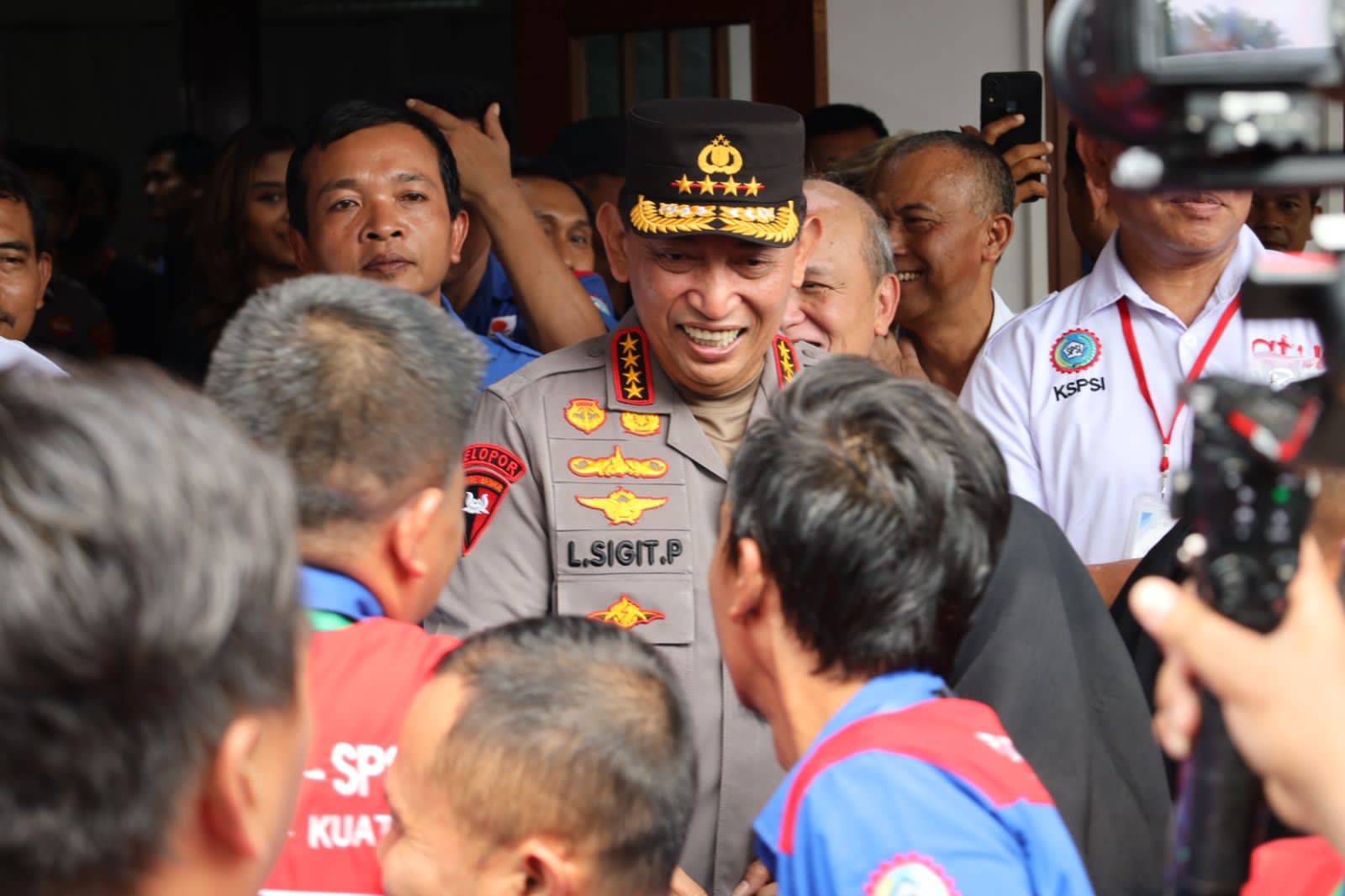 Kedatangan Kapolri Jendral Pol Drs. Listyo Sigit Prabowo, M. Si disambut oleh karyawan PT Adis Dimension Footwear di Provinsi Banten