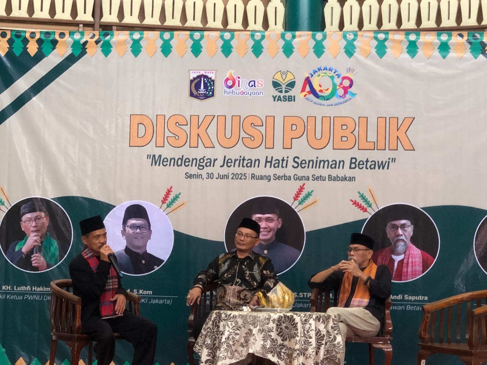 Jalih Pitoeng, Aktivisi penggiat anti korupsi ( kanan), KH. Luthfi Hakim, MA, wakil ketua PWNU DKI Jakarta (tengah), Yahya Andi Saputra, Budayawan Betawi ( kanan)
