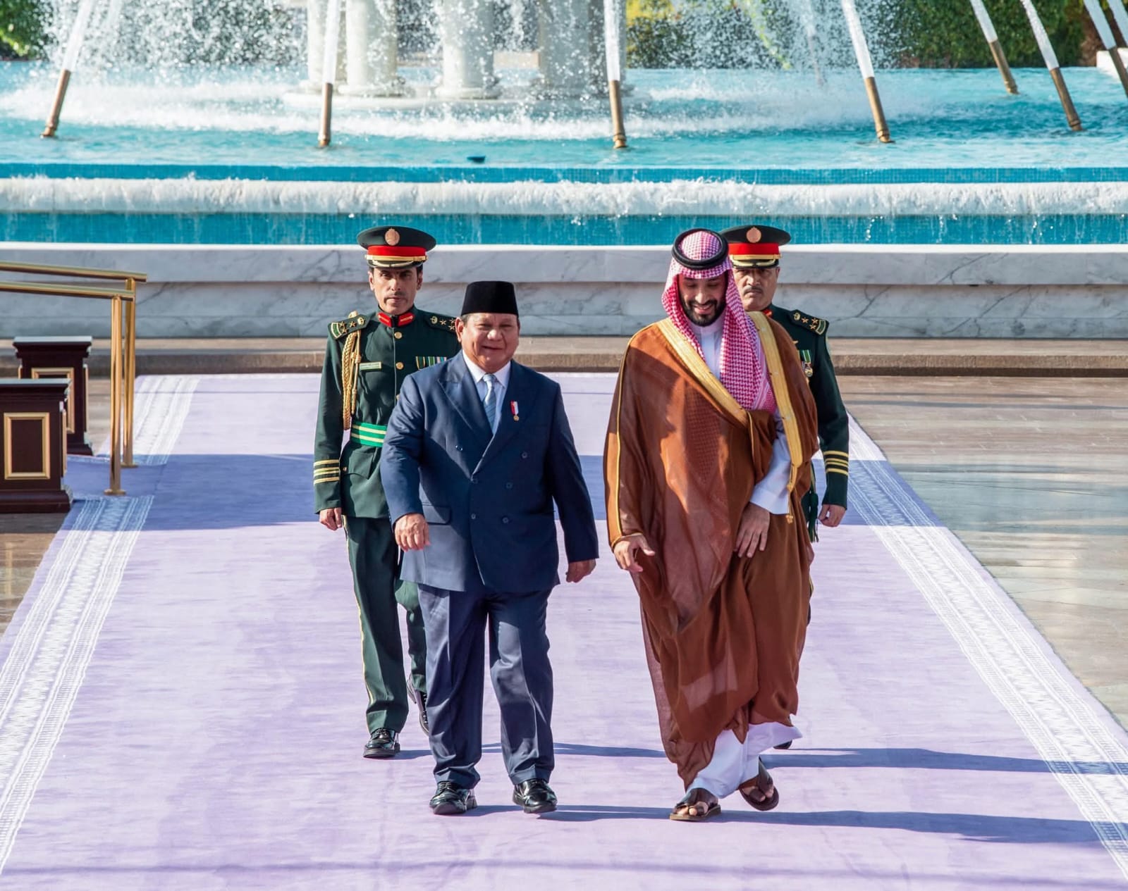 Presiden Prabowo Subianto saat berjalan bersama Perdana Menteri Arab Saudi. Foto: Dari akun Facebook Prabowo