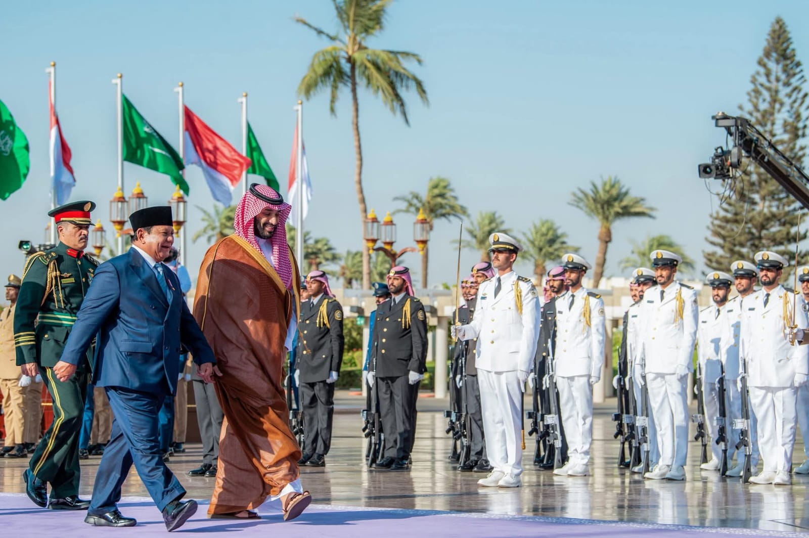 Presiden Republik Indonesia mendapatkan sambutan hangat dari Perdana Menteri Arab Saudi, Yang Mulia Pangeran Mohammed bin Salman Al Saud. Foto: Dari akun Facebook Prabowo Subianto.
