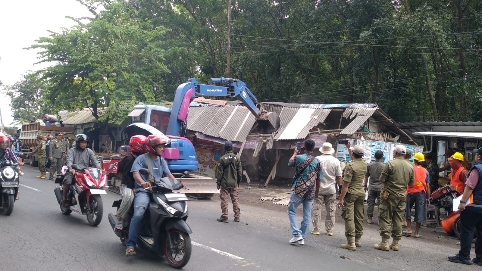 Suasana warung tanpa ijin berdiri di atas lahan Perhutani dusun Kaliputih Rambipuji kab. Jember, Kamis 3/7/2025, pukul 09.00 WIB. Wito Gareng Petruk jember