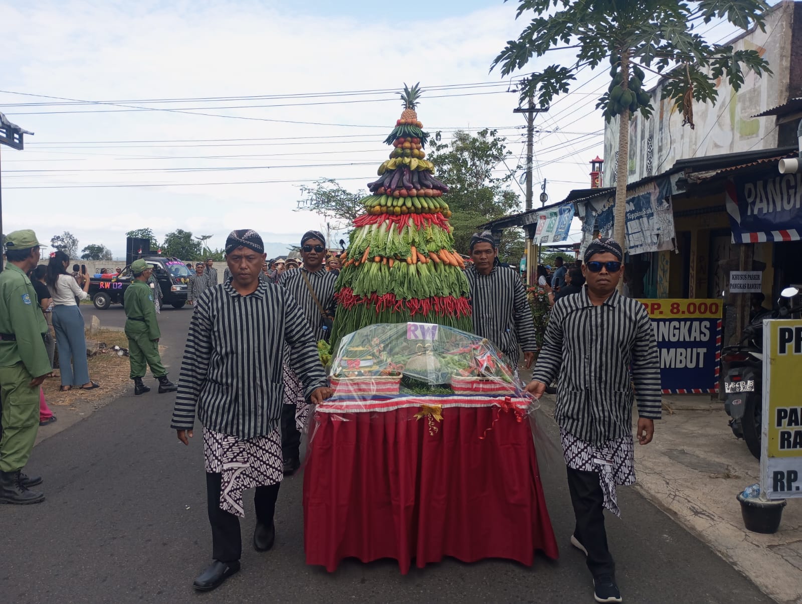 Antusias Warga desa Ngrundul ikuti kirab Budaya. Foto : Dokumen Pribadi