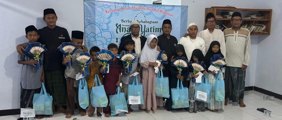 Foto Tim Gareng Petruk besama anak yatim piyatu dan pengurus DKM