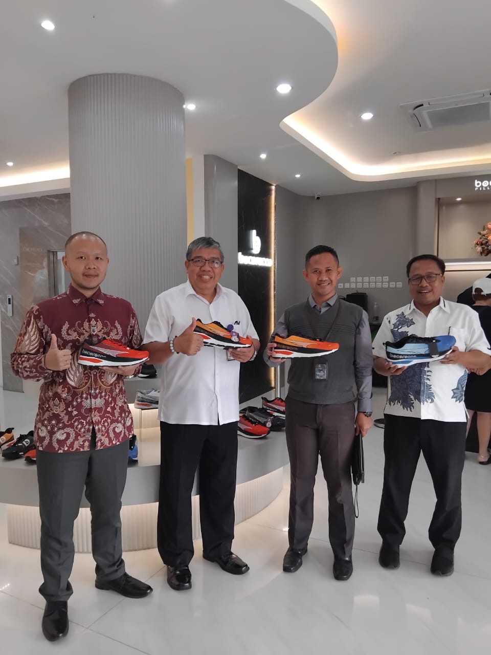 Ketua DPW Garpu DKI Jakarta Suherman Aslim Memamerkan Sepatu Bocorocco 