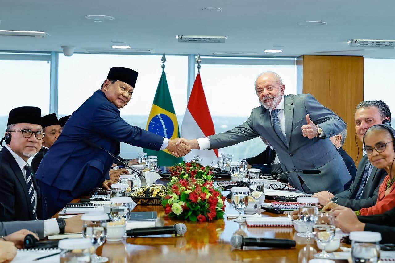 Presiden Prabowo Subianto bersalaman dengan Presiden Brasil pada pertemuan bilateral. Foto: Facebook Presiden Prabowo Subianto