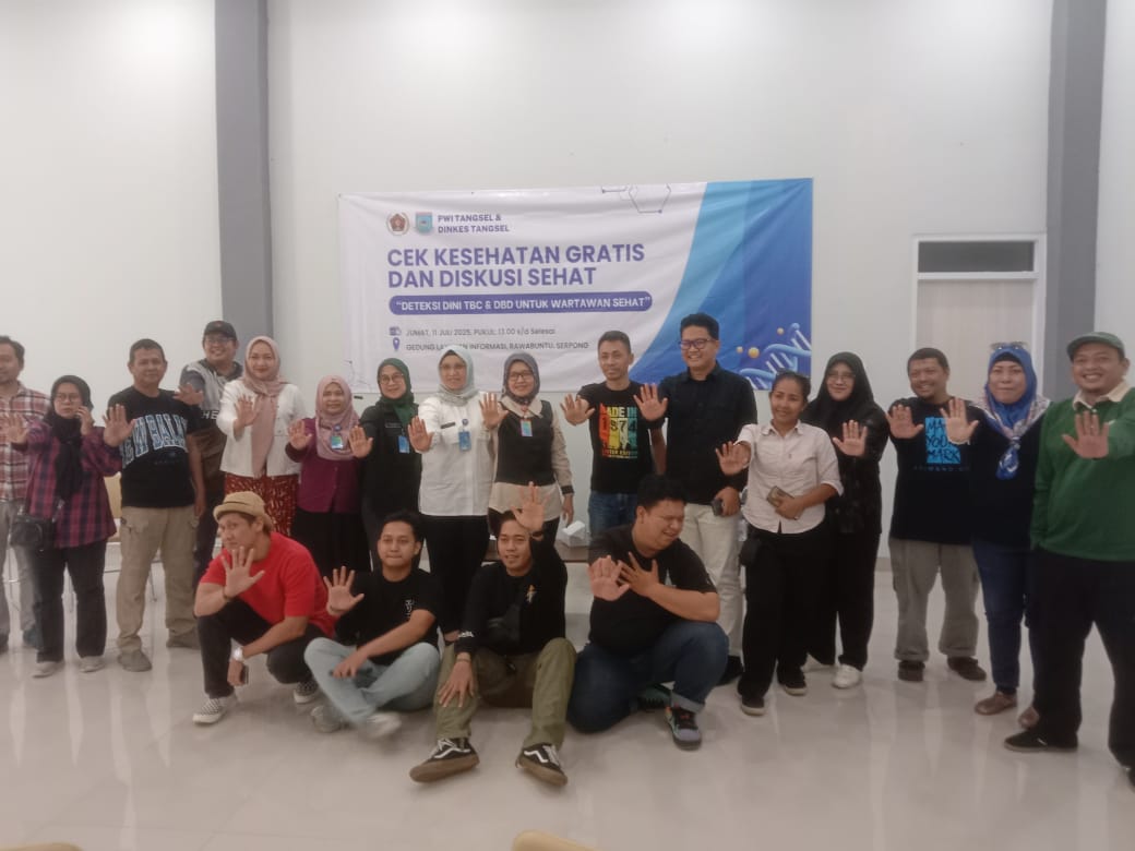 Foto bersama awak media PWI TangseL dgn jajaran Dinkes Tangsel