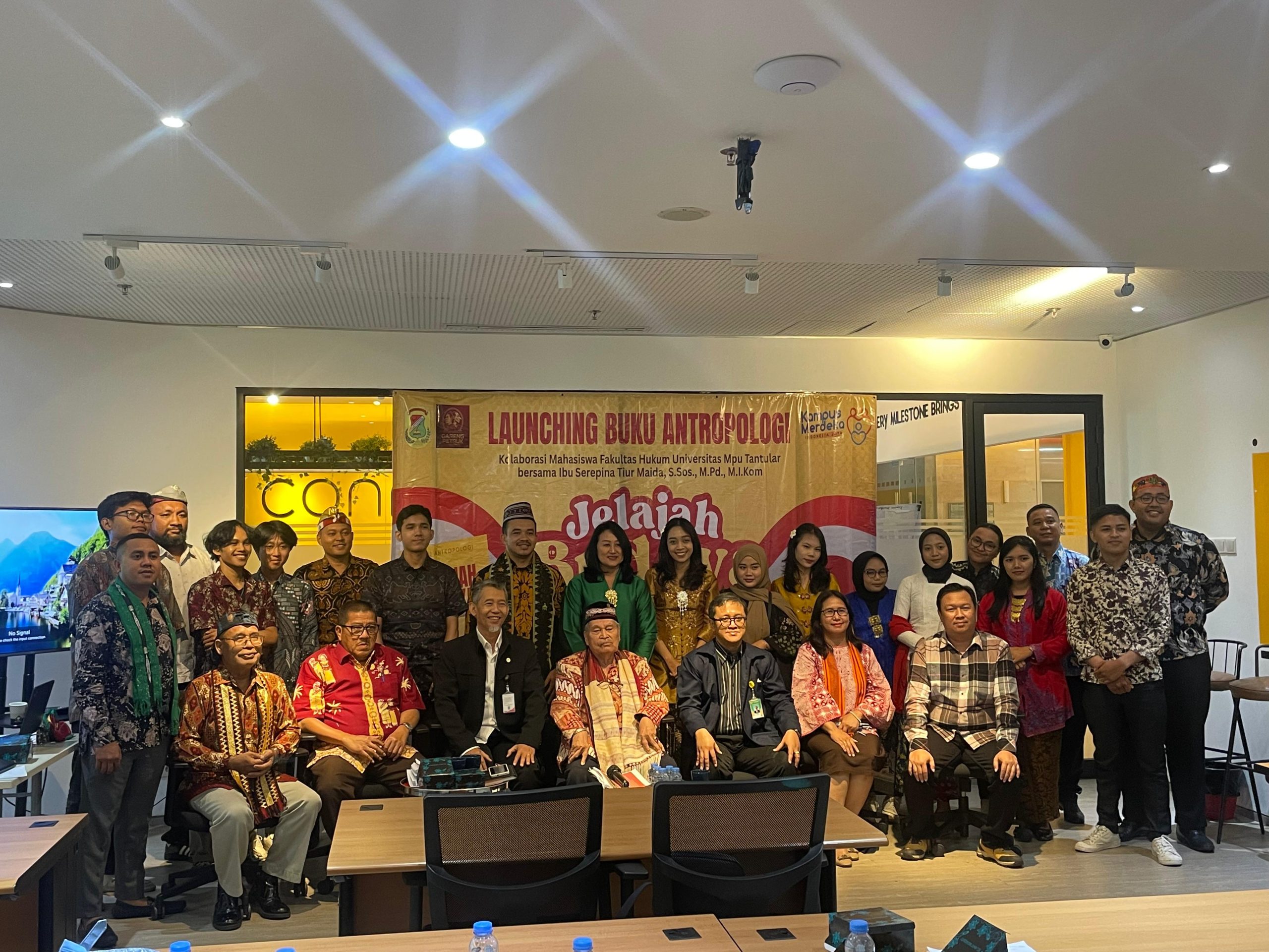 Foto Bersama Narasumber dan Seluruh Penulis Buku Jelajah Budaya 