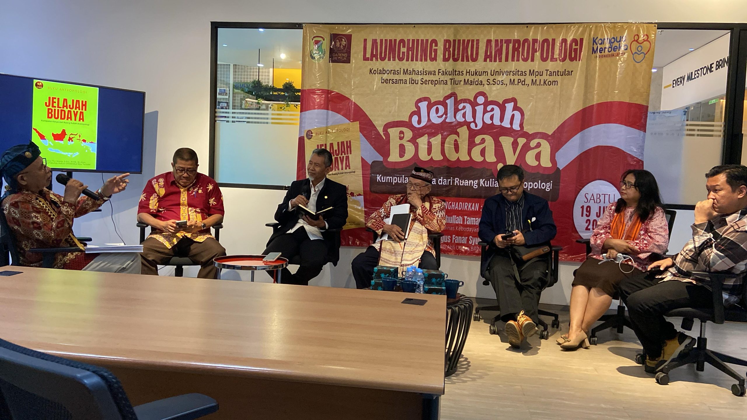 Ir.Santiamer sebagai moderator, bersama para narasumber 