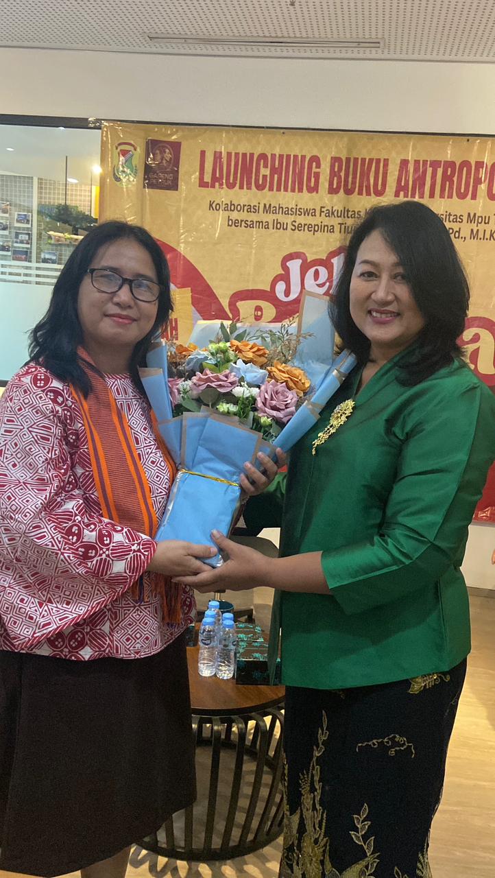 Serepina Tiur Maida (Menghubungkan Baju Pink) - Dosen Antropologi Universitas MPU Tantular, bersama Ibu Tri Perwakilan Mahasiswa (Baju Hijau)