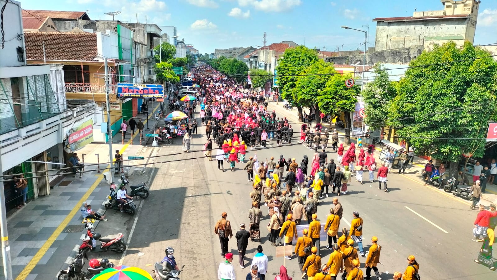 Foto : Sekitar 5.000 peserta Kirap Pusaka Nusantara, start di mulai dari Depan KFC jalan gajah mada menuju ke Alun-alun kota Jember.