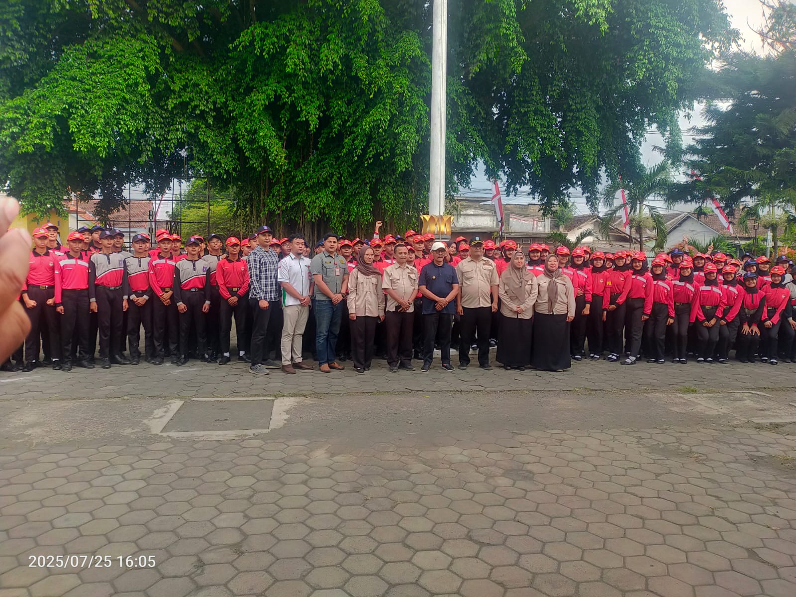 Foto : Wabup Jember Dr. H.  Djoko Susanto, S.H, M.H dan Kepala Sekolah Dr. Moh.Edi Suyanto, M.Pd.(kiri) bersama staf pengajar SMAN 3 Jember.