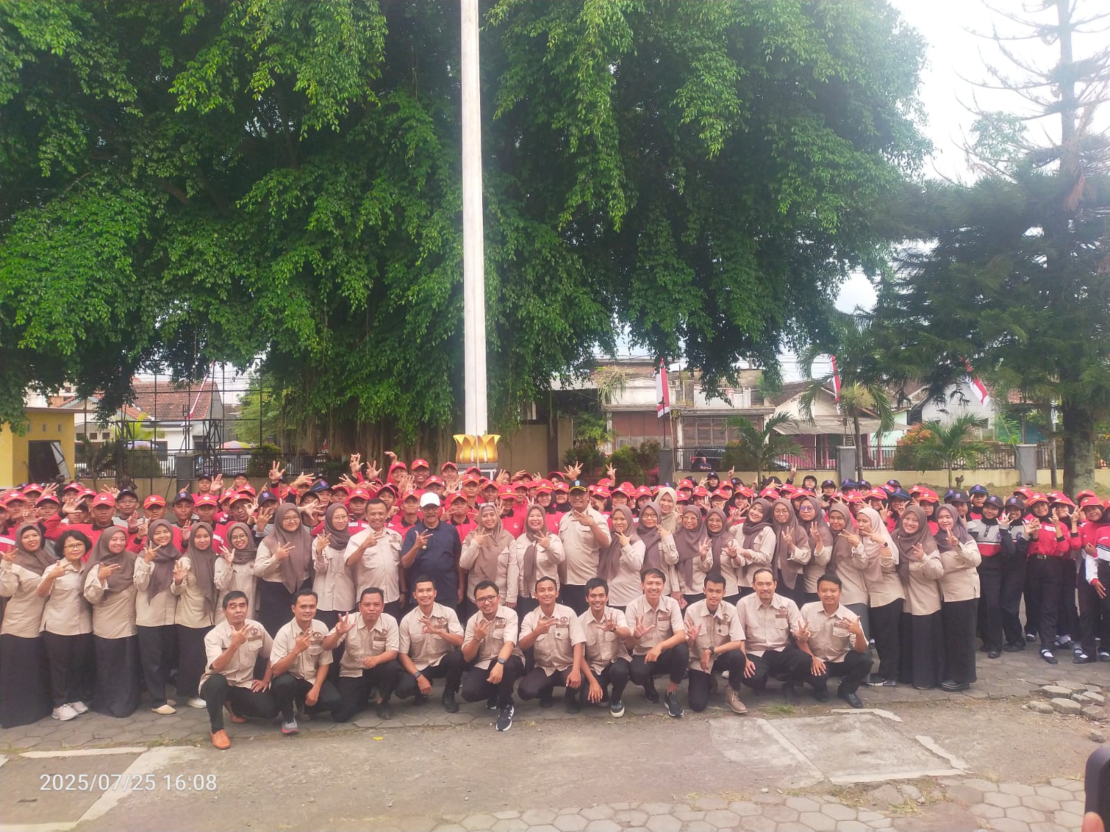 Foto : Para peserta Kontingen LKBB yang akan berlaga di ajang hari Konstitusi MPR RI di Mojokerto bersama Wabup Jember dan Kepala Sekolah SMAN 3 Jember.
