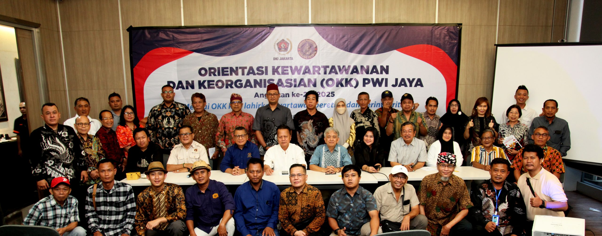 Sesi Foto Eksklusif Peserta OKK PWI Jaya dari Gareng Petruk