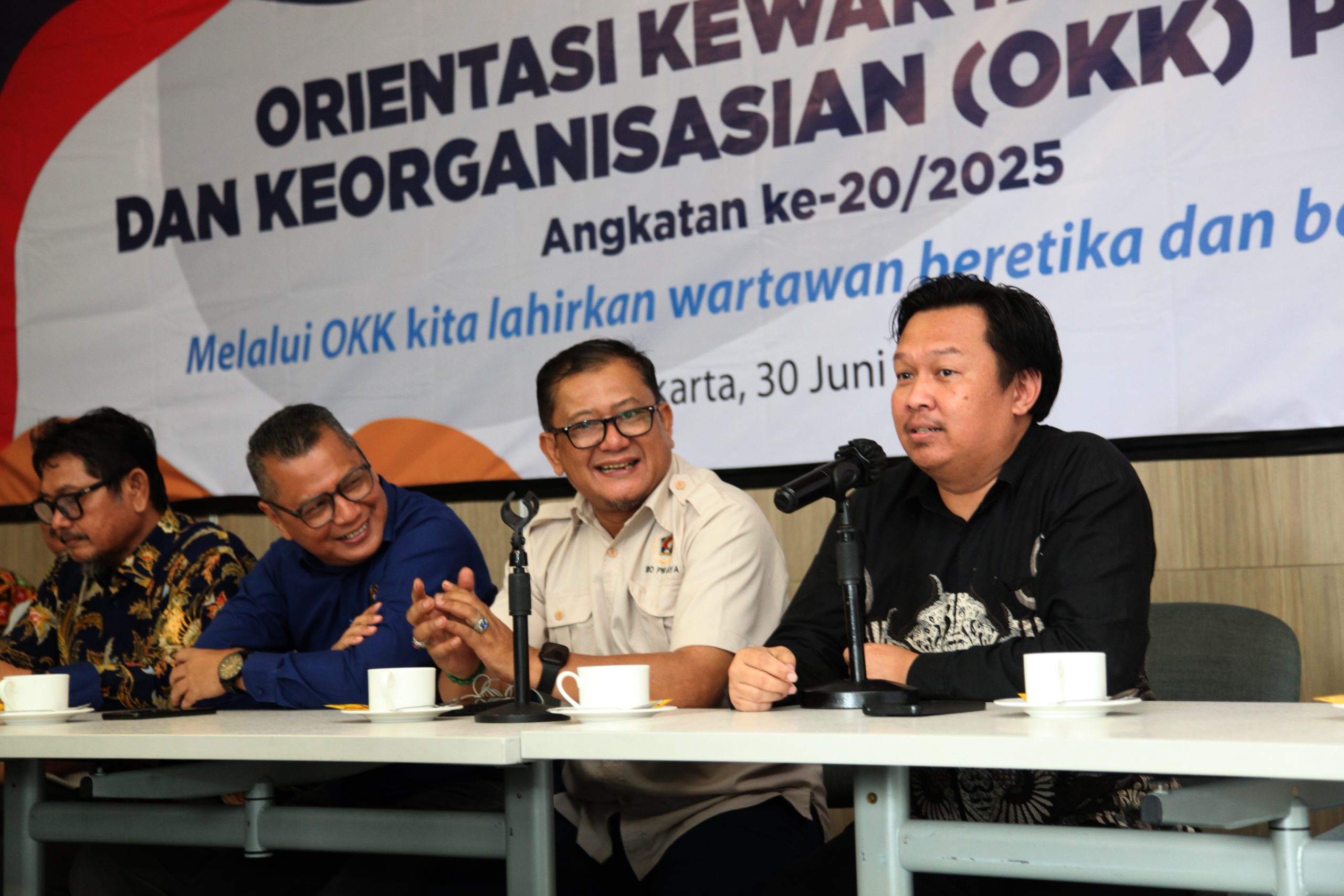 Arfian CEO Harian Nasional Gareng Petruk yang menggunakan Kemeja Batik Berwarna Hitam 