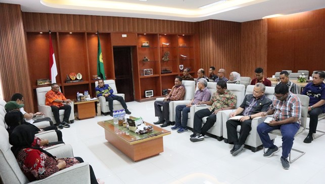 Koordinator Wilayah, Dr. Thomas Langoday dan Pengurus Dewan Pimpinan Wilayah (DPW) BAKTI Taskin NTT berkesempatan beraudiensi dengan Gubernur NTT, Melki Laka Lena di ruang kerjanya, Kamis, 3 Juli 2025, Doc.Batas