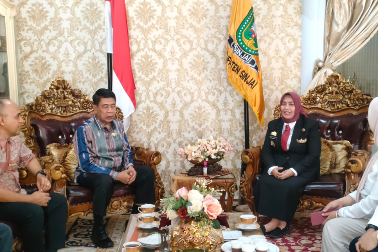 Bupati Sinjai, Dra. Hj. Ratnawati Arif, M.Si (kanan) menerima kunjungan Forum Silaturahmi Keraton Nusantara di Rujab Bupati Sinjai, Kamis (3/7/2025).