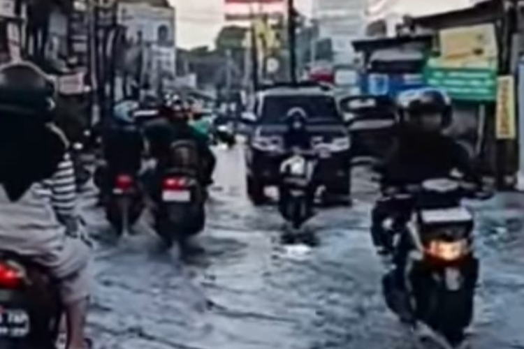 Situasi jalan di Pondok Gede Permai jam 06.00 pagi, tanggal 8 juli 2025.