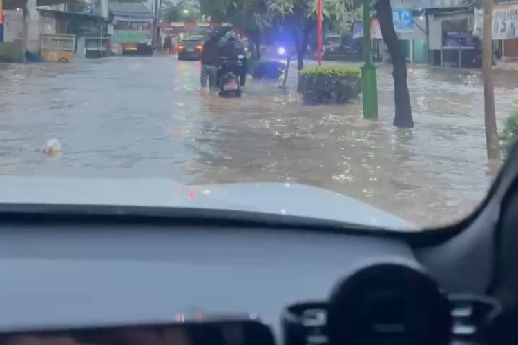 Kondisi jalan menuju vila nusa indah 1 jam 06.00 pagi, tanggal 8 juli 2025.