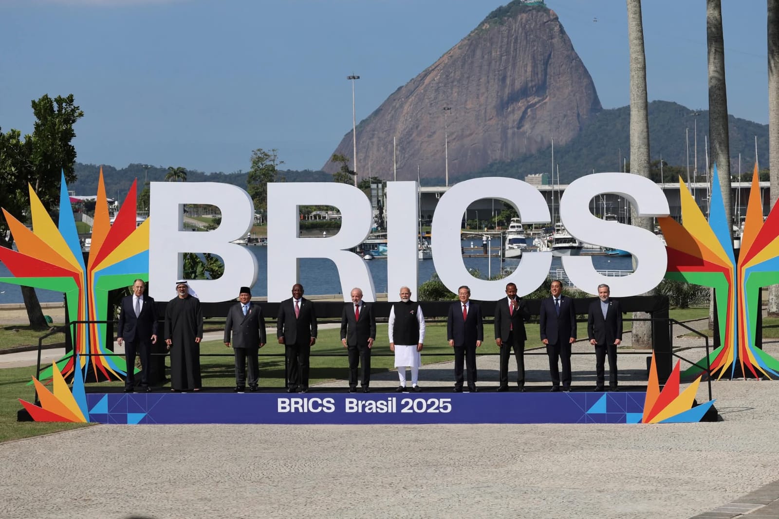 Saat para pemimpin tinggi negara-negara anggota BRICS foto bersama. Foto: Dari akun Facebook Presiden Prabowo Subianto