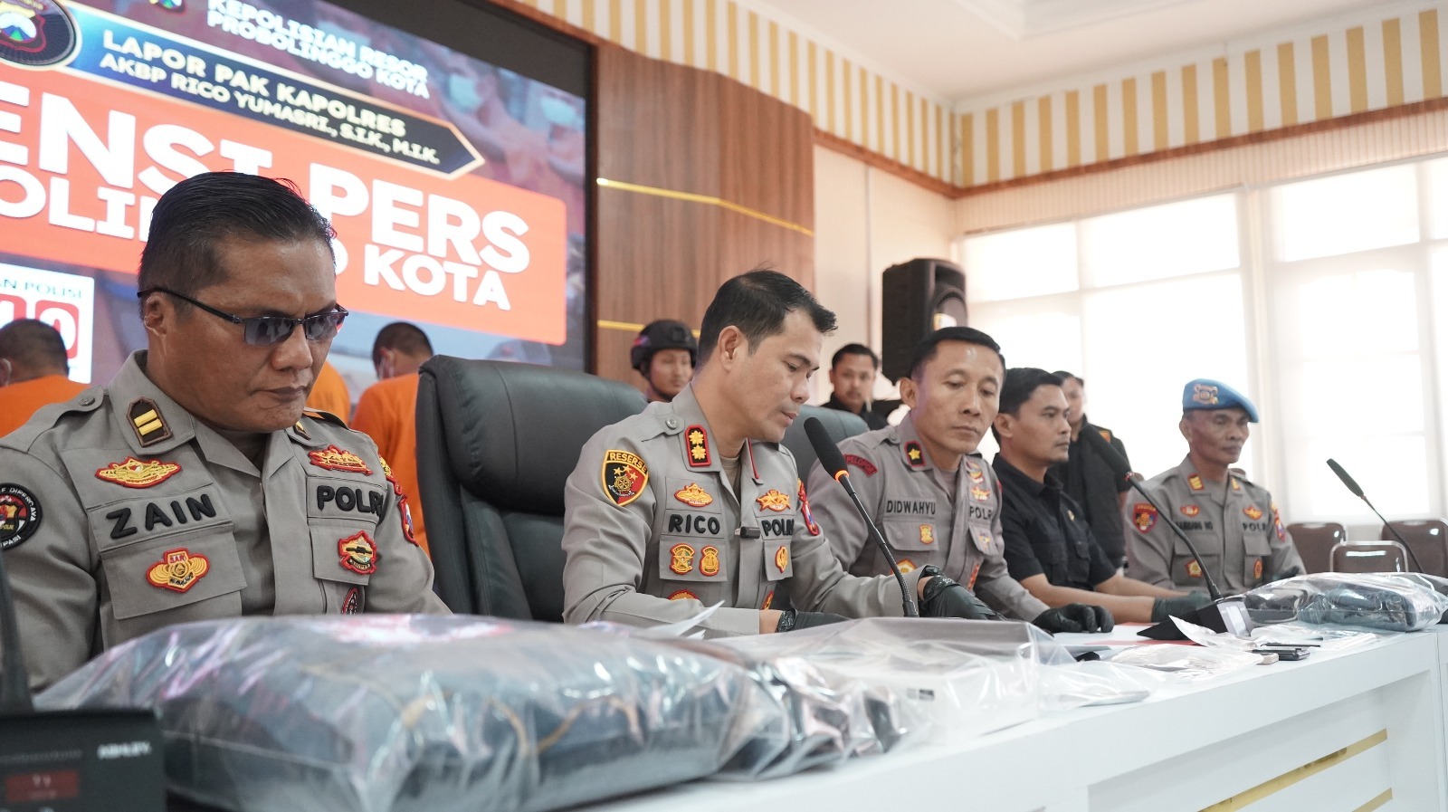 Foto : Kapolres Probolinggo Kota AKBP Rico Yumasri dalam konferensi pers di mako Polres Probolinggo Kota.