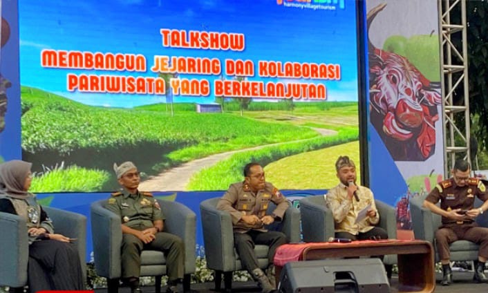Wakil Wali Kota Batu, Heli Suyanto, S.H., M.H., sedang menyampaikan materi dalam talkshow pada Batu Bisnis Festival 2025 dan Jambore Desa Wisata Kota Batu.